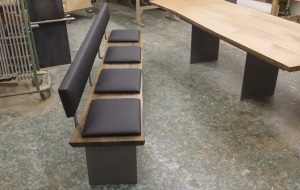 Bank mit Polsterlehne