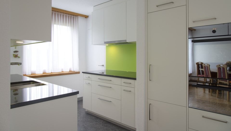 Küche weiss/grün massivholztische.ch